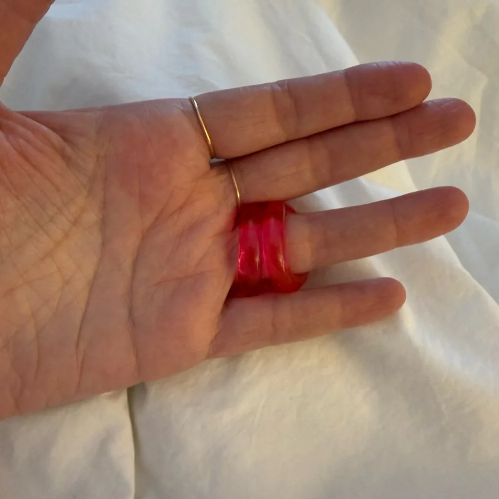 CHOFA Belt Lucite Ring Neon Pink Acrylic Statement Ring Size 7 - Picture 4 of 5